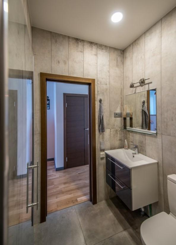 Сдается полностью меблированный практичный таунхаус с тремя спальнями.