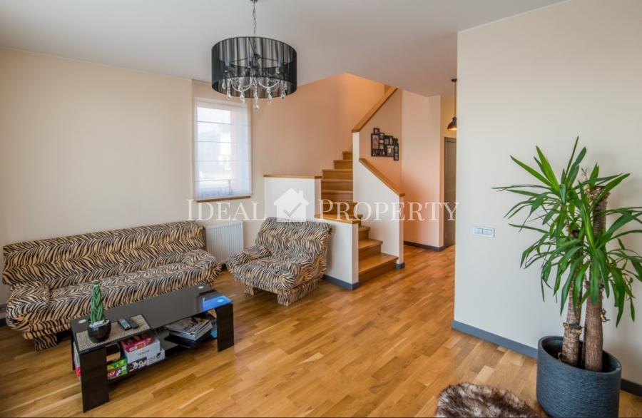 Сдается полностью меблированный практичный таунхаус с тремя спальнями.