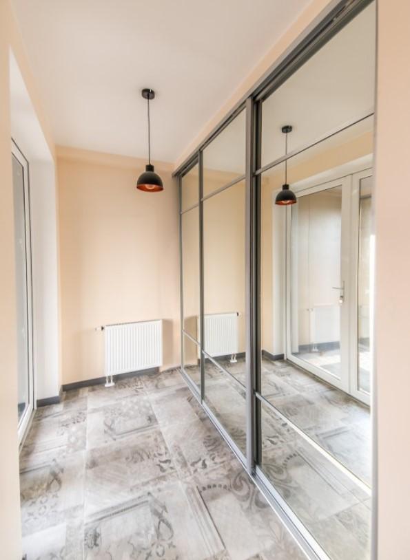 Сдается полностью меблированный практичный таунхаус с тремя спальнями.