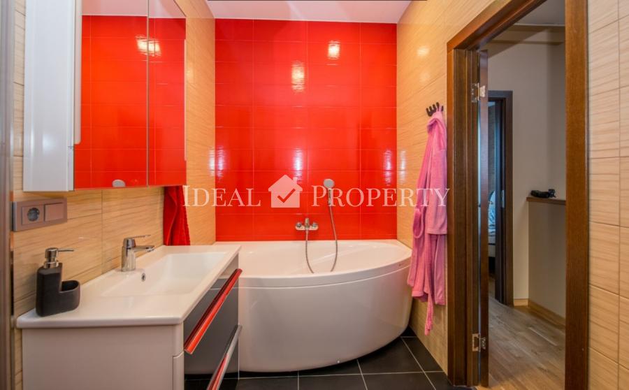 Сдается полностью меблированный практичный таунхаус с тремя спальнями.