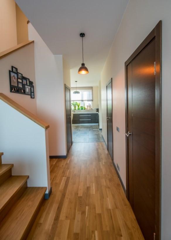 Сдается полностью меблированный практичный таунхаус с тремя спальнями.