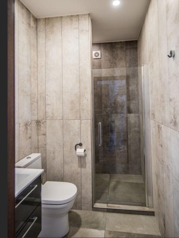 Сдается полностью меблированный практичный таунхаус с тремя спальнями.