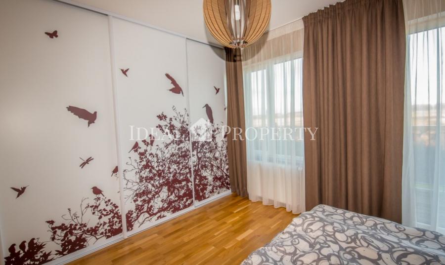 Сдается полностью меблированный практичный таунхаус с тремя спальнями.