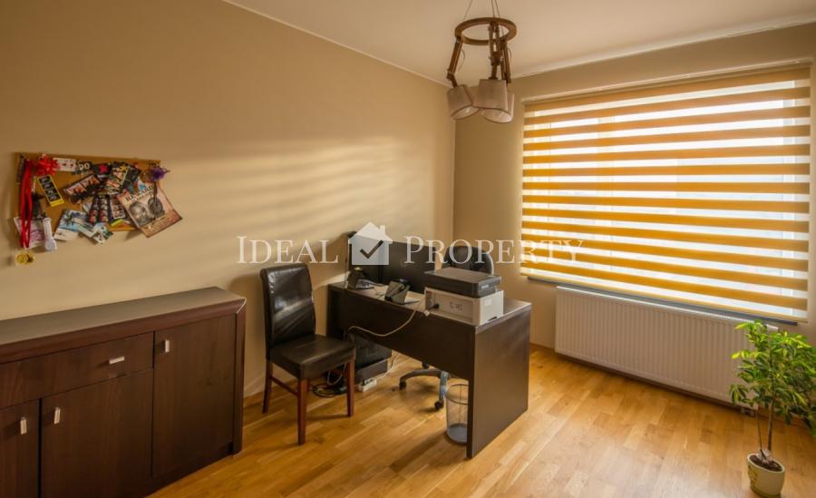 Сдается полностью меблированный практичный таунхаус с тремя спальнями.