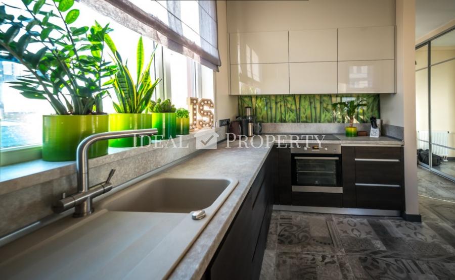 Сдается полностью меблированный практичный таунхаус с тремя спальнями.