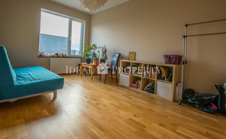 Сдается полностью меблированный практичный таунхаус с тремя спальнями.