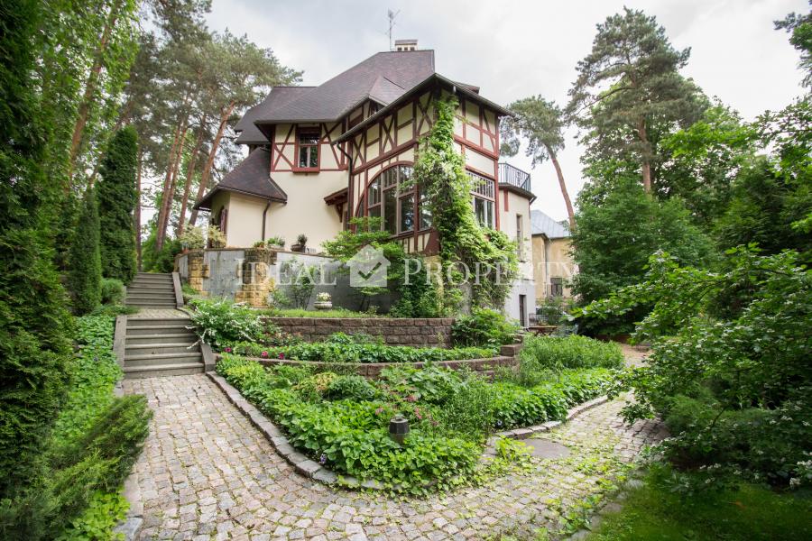 We offer for sale a villa in the Art Nouveau style , in Mezapark.