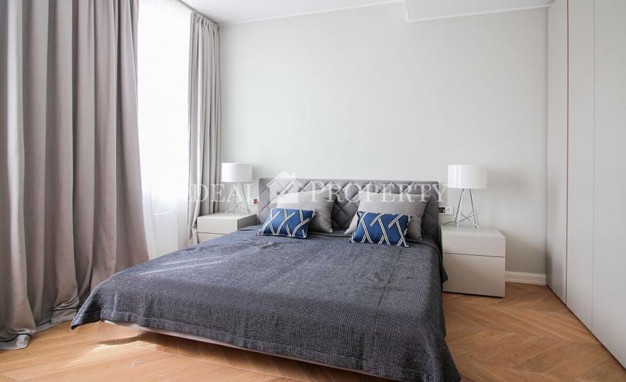 We offer to purchase a spacious and sophisticated 3 rooms apartment at Elizabetes street.