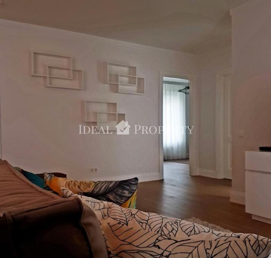 For rent furnished 4-ist. apartment a quiet center in a new home in the Futuris project. 