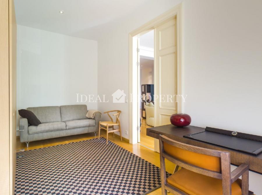 Modern spacious 2-bedroom apartment with high ceilings in renovated house. 