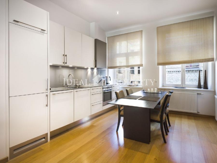 Modern spacious 2-bedroom apartment with high ceilings in renovated house. 