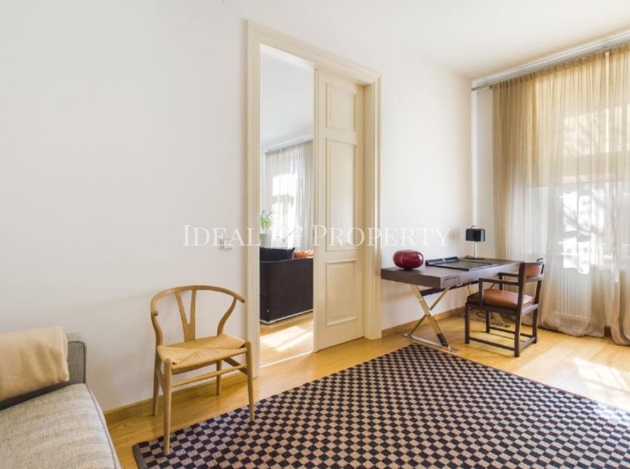 Modern spacious 2-bedroom apartment with high ceilings in renovated house. 