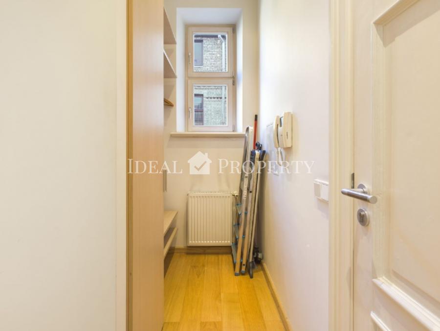 Modern spacious 2-bedroom apartment with high ceilings in renovated house. 