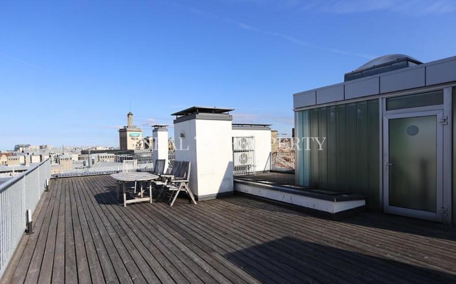 Modern spacious 2-bedroom apartment with high ceilings in renovated house. 