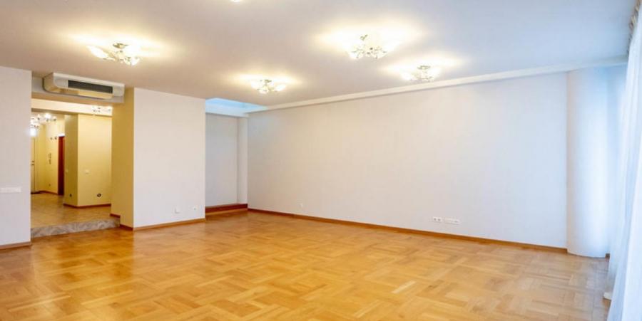 For rent for a long period a two-level apartment with three bedrooms, located in the prestigious project “Centra Nams”.