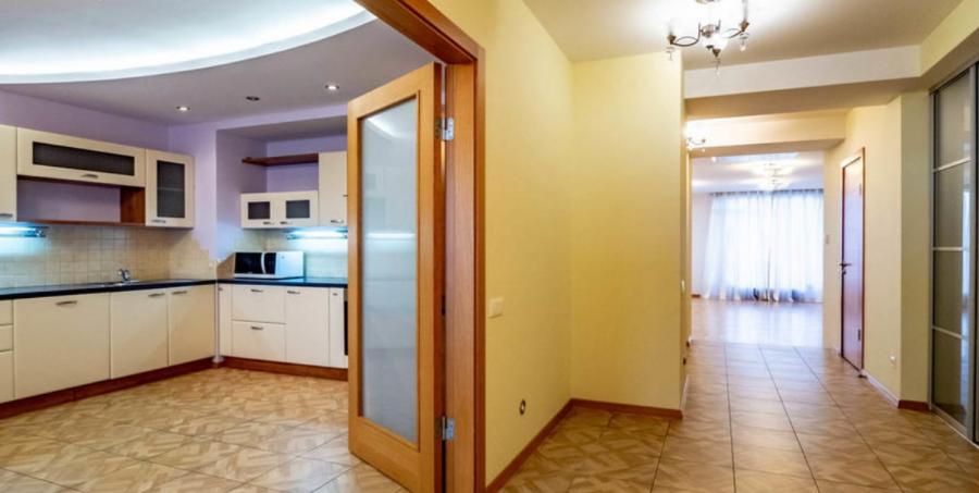 For rent for a long period a two-level apartment with three bedrooms, located in the prestigious project “Centra Nams”.