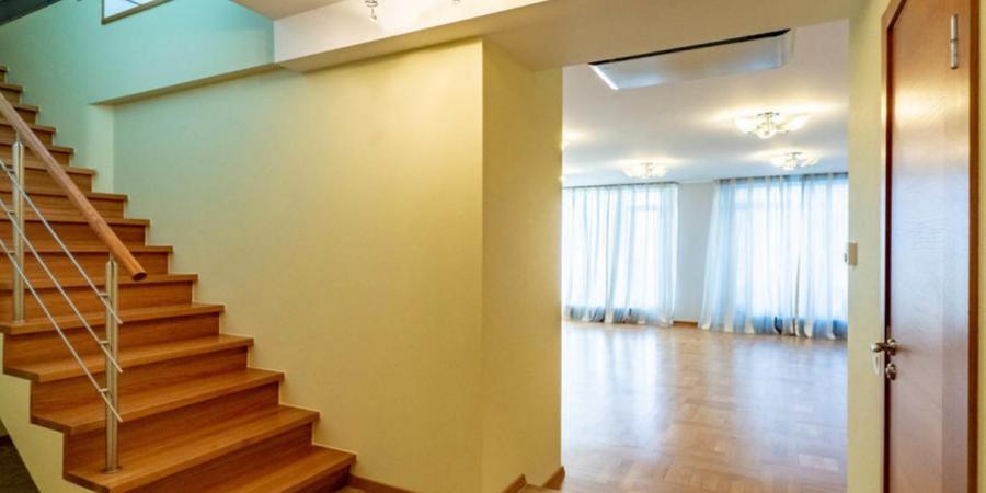 For rent for a long period a two-level apartment with three bedrooms, located in the prestigious project “Centra Nams”.