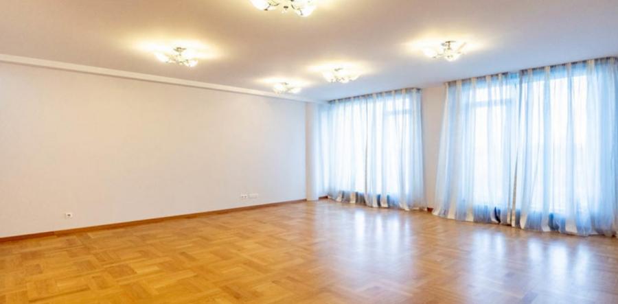 For rent for a long period a two-level apartment with three bedrooms, located in the prestigious project “Centra Nams”.