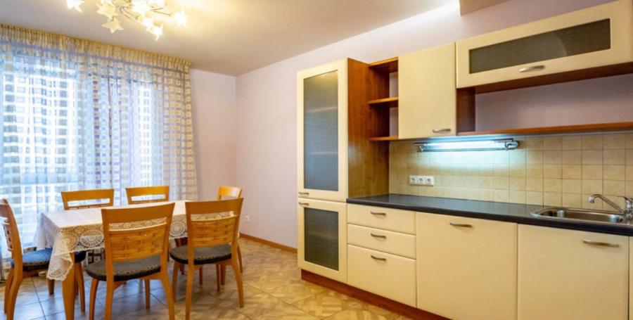 For rent for a long period a two-level apartment with three bedrooms, located in the prestigious project “Centra Nams”.