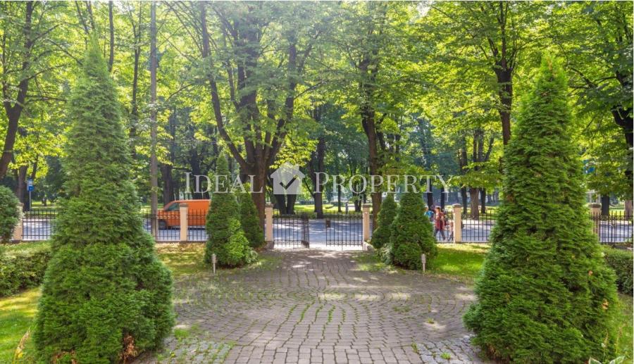 For sale a luxury apartment in the Silent Centre, in the diplomatic area, overlooking one of the most beautiful and greenest parks in Riga - Kronvalda Park.