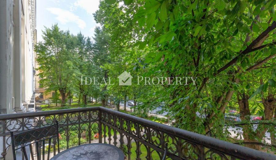 For sale a luxury apartment in the Silent Centre, in the diplomatic area, overlooking one of the most beautiful and greenest parks in Riga - Kronvalda Park.