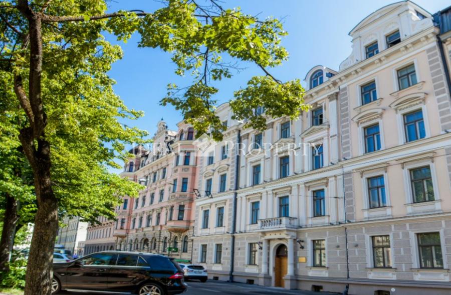 For sale a luxury apartment in the Silent Centre, in the diplomatic area, overlooking one of the most beautiful and greenest parks in Riga - Kronvalda Park.