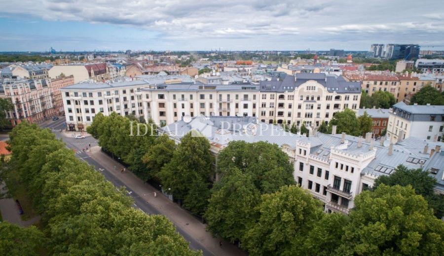 For sale a luxury apartment in the Silent Centre, in the diplomatic area, overlooking one of the most beautiful and greenest parks in Riga - Kronvalda Park.