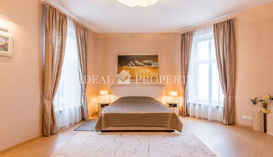 For sale a luxury apartment in the Silent Centre, in the diplomatic area, overlooking one of the most beautiful and greenest parks in Riga - Kronvalda Park.