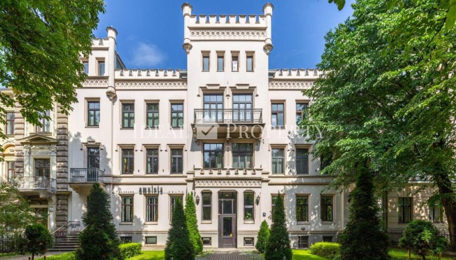 For sale a luxury apartment in the Silent Centre, in the diplomatic area, overlooking one of the most beautiful and greenest parks in Riga - Kronvalda Park.