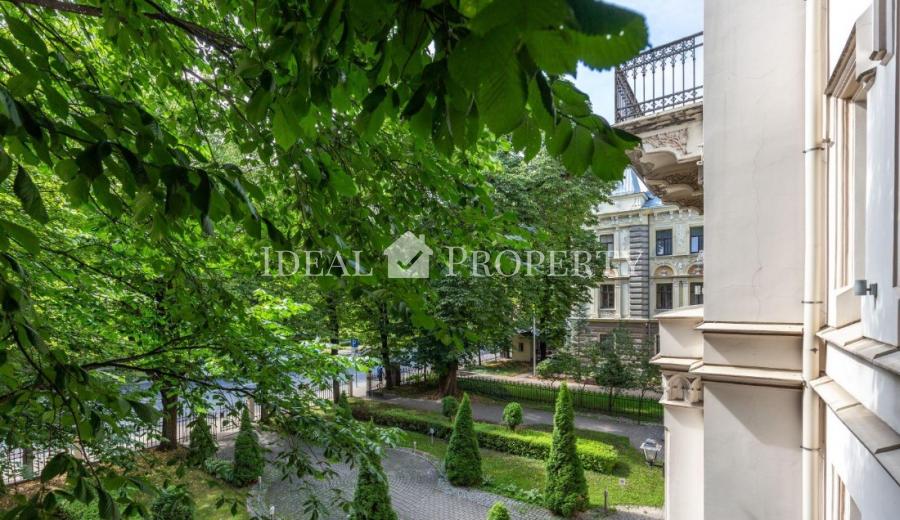 For sale a luxury apartment in the Silent Centre, in the diplomatic area, overlooking one of the most beautiful and greenest parks in Riga - Kronvalda Park.