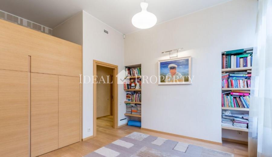 For sale a luxury apartment in the Silent Centre, in the diplomatic area, overlooking one of the most beautiful and greenest parks in Riga - Kronvalda Park.