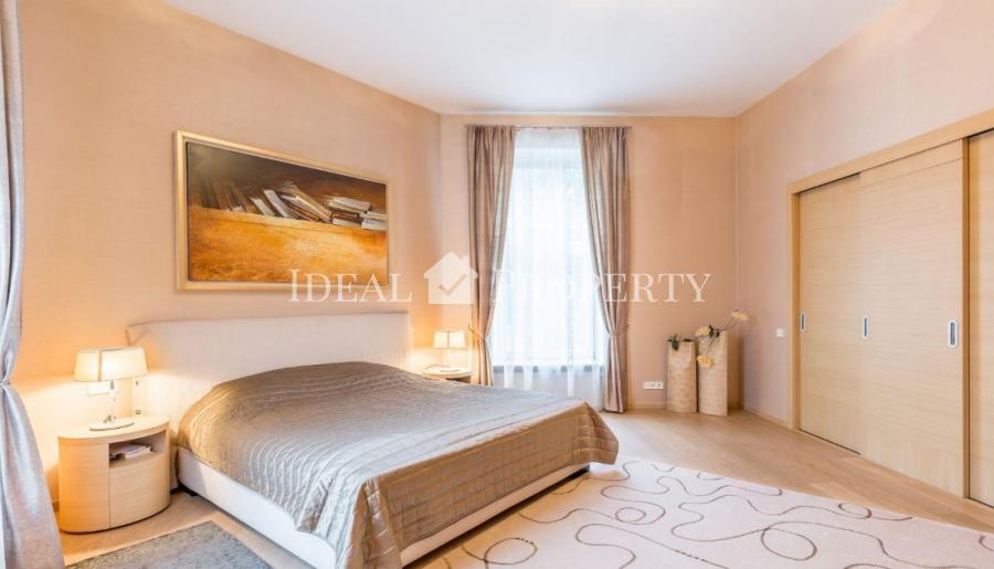 For sale a luxury apartment in the Silent Centre, in the diplomatic area, overlooking one of the most beautiful and greenest parks in Riga - Kronvalda Park.