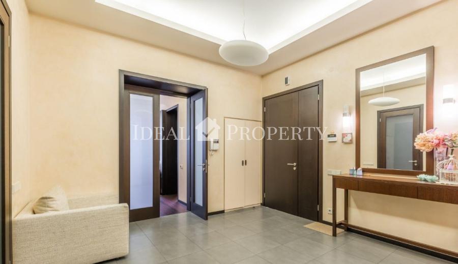 For sale a luxury apartment in the Silent Centre, in the diplomatic area, overlooking one of the most beautiful and greenest parks in Riga - Kronvalda Park.