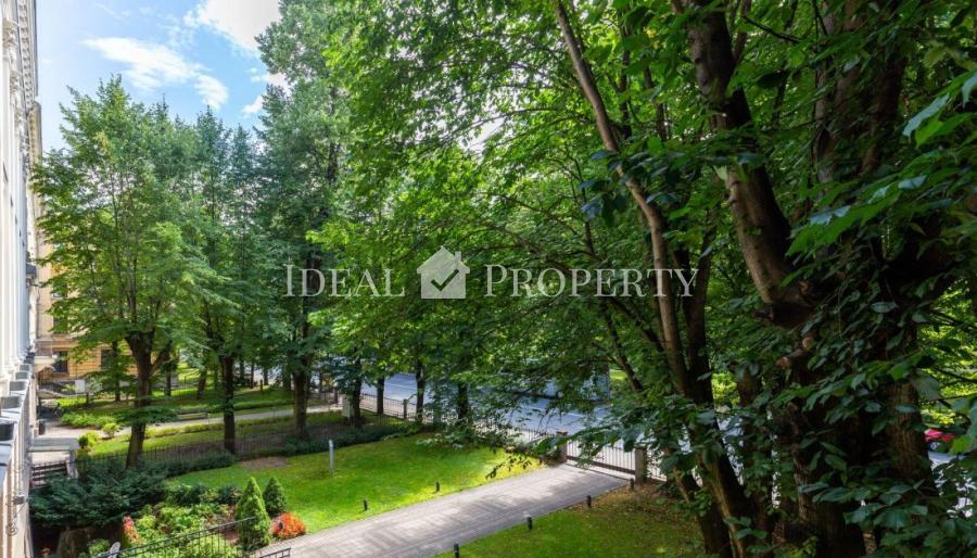 For sale a luxury apartment in the Silent Centre, in the diplomatic area, overlooking one of the most beautiful and greenest parks in Riga - Kronvalda Park.