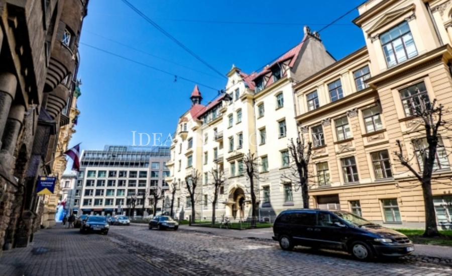 We offer for sale a 2-bedroom apartment in a new project located in the Embassy quarter of the historical center of Riga. 