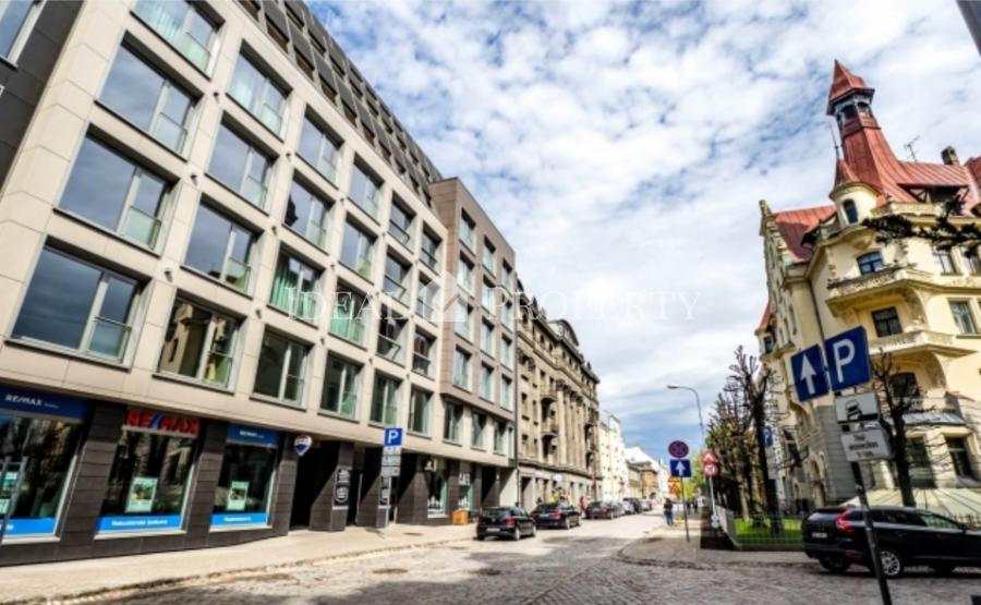 We offer for sale a 2-bedroom apartment in a new project located in the Embassy quarter of the historical center of Riga. 