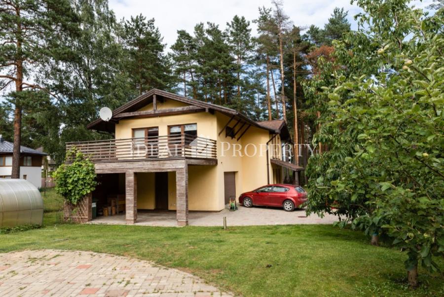 Продает качественный 2-этажный частный дом в тихом районе в Лангстини. Продает качественный 2-этажный частный дом в тихом районе в Лангстини.