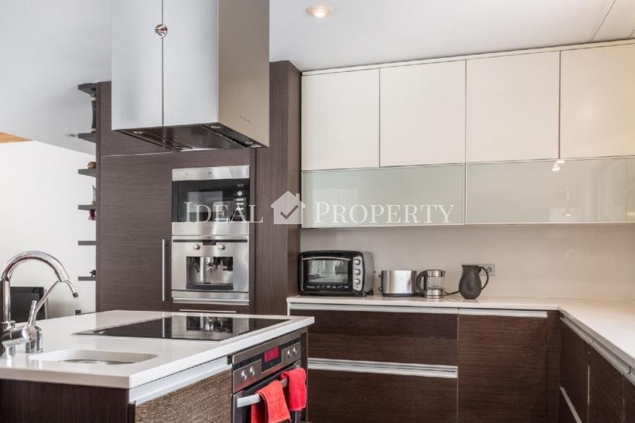 Продает качественный 2-этажный частный дом в тихом районе в Лангстини. Продает качественный 2-этажный частный дом в тихом районе в Лангстини.