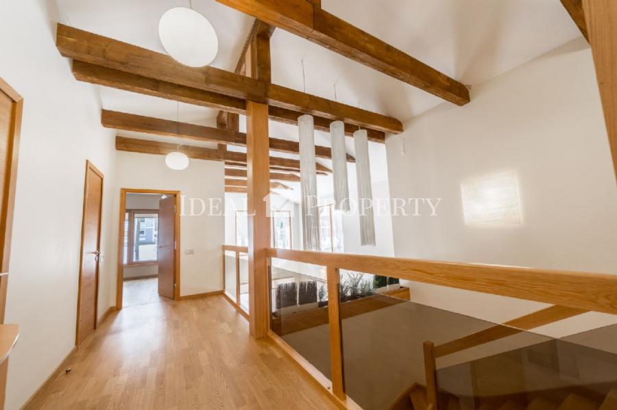 Продает качественный 2-этажный частный дом в тихом районе в Лангстини. Продает качественный 2-этажный частный дом в тихом районе в Лангстини.