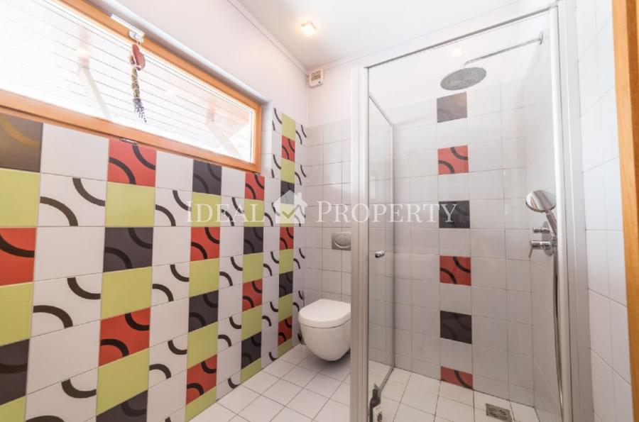 Продает качественный 2-этажный частный дом в тихом районе в Лангстини. Продает качественный 2-этажный частный дом в тихом районе в Лангстини.