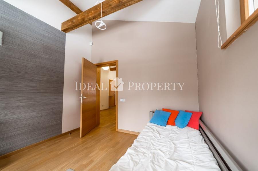 Продает качественный 2-этажный частный дом в тихом районе в Лангстини. Продает качественный 2-этажный частный дом в тихом районе в Лангстини.