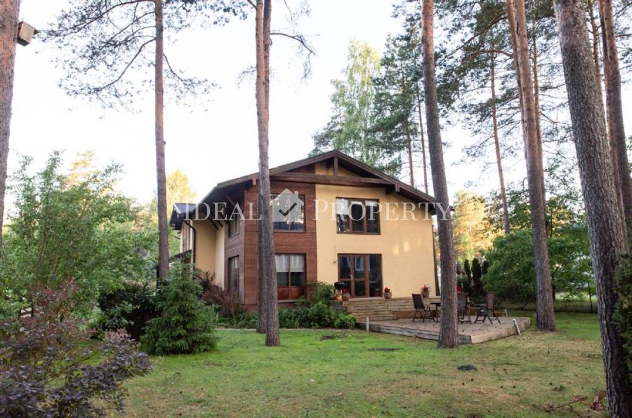 Продает качественный 2-этажный частный дом в тихом районе в Лангстини. Продает качественный 2-этажный частный дом в тихом районе в Лангстини.