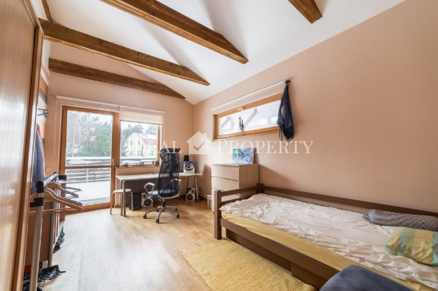 Продает качественный 2-этажный частный дом в тихом районе в Лангстини. Продает качественный 2-этажный частный дом в тихом районе в Лангстини.