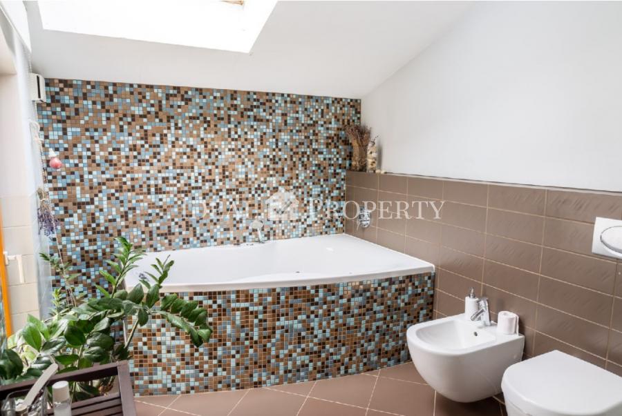 Продает качественный 2-этажный частный дом в тихом районе в Лангстини. Продает качественный 2-этажный частный дом в тихом районе в Лангстини.