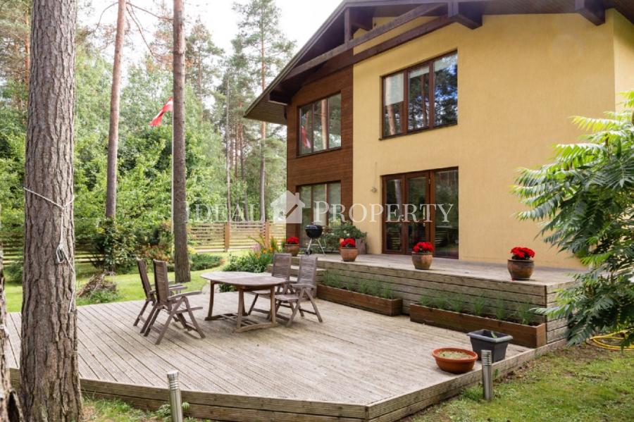 Продает качественный 2-этажный частный дом в тихом районе в Лангстини. Продает качественный 2-этажный частный дом в тихом районе в Лангстини.