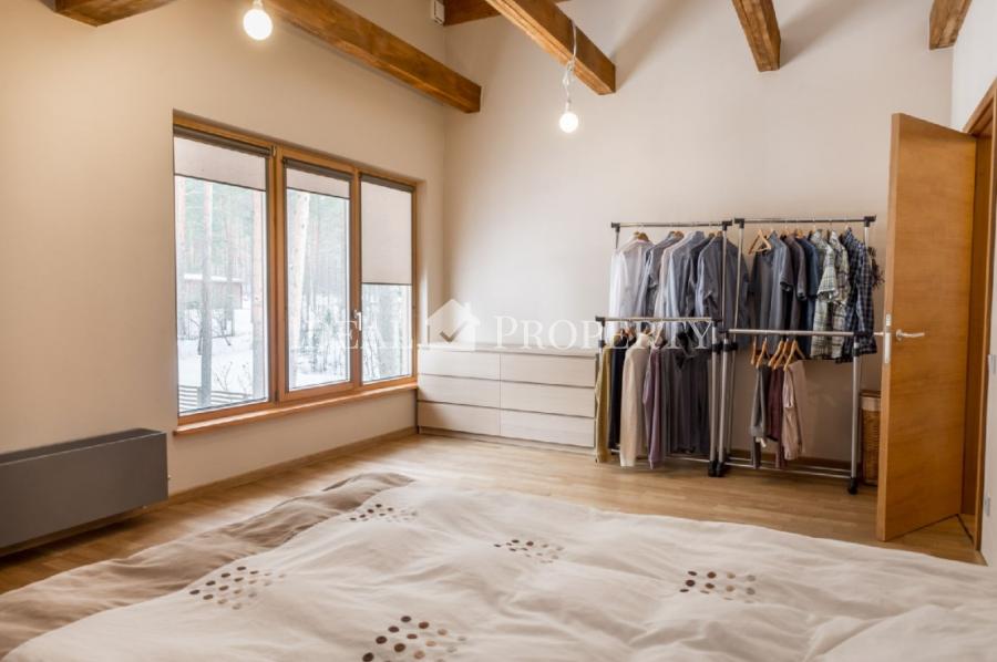 Продает качественный 2-этажный частный дом в тихом районе в Лангстини. Продает качественный 2-этажный частный дом в тихом районе в Лангстини.