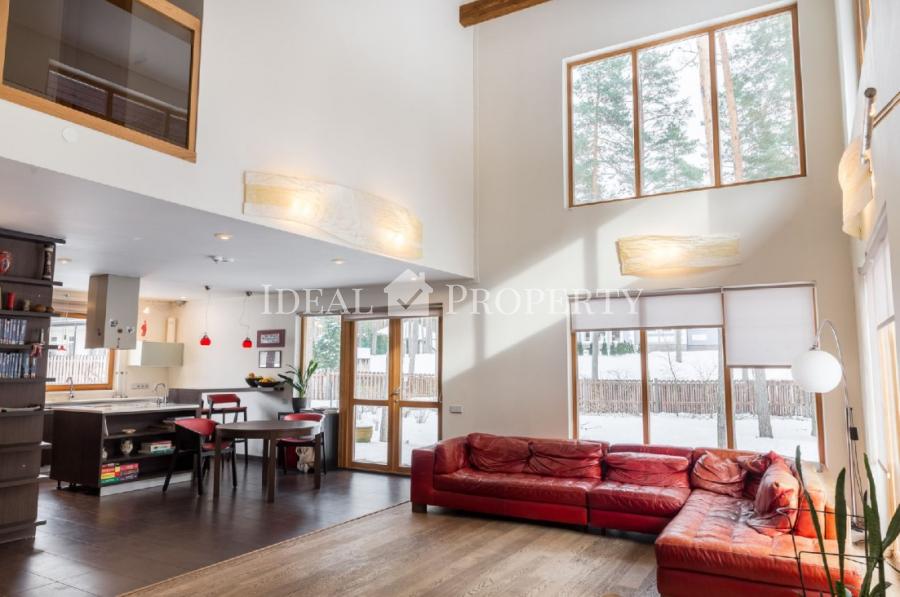 Продает качественный 2-этажный частный дом в тихом районе в Лангстини. Продает качественный 2-этажный частный дом в тихом районе в Лангстини.