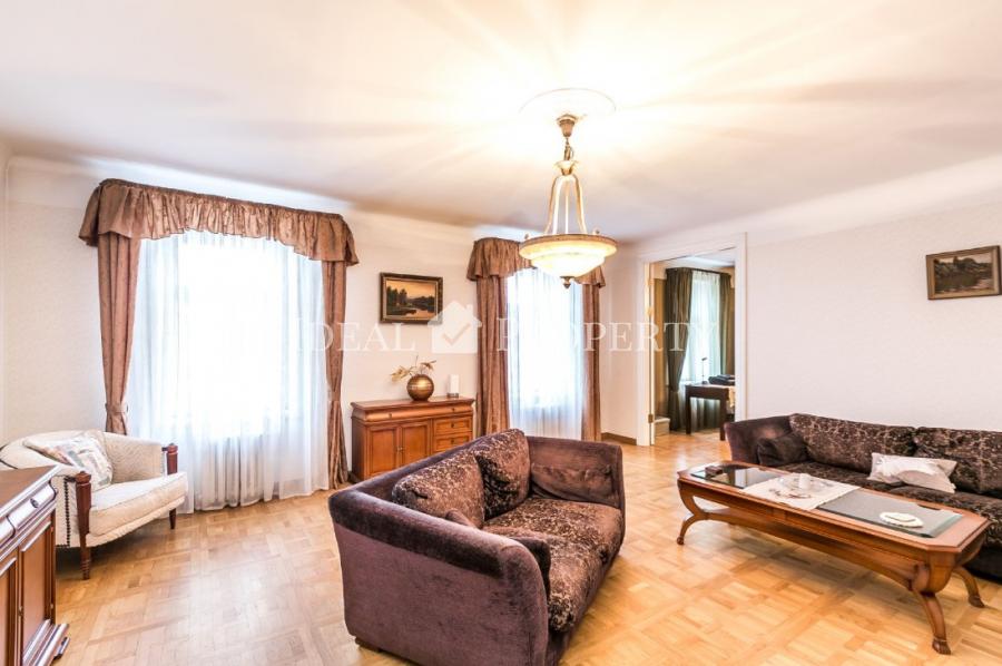 For long-term rent offered a spacious five-room apartment in the most prestigious district of Riga, on Albert Street.