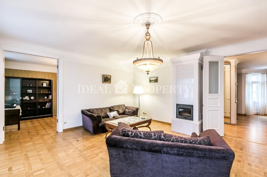 For long-term rent offered a spacious five-room apartment in the most prestigious district of Riga, on Albert Street.