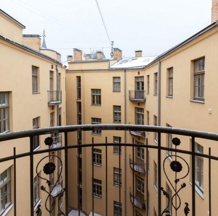 For long-term rent offered a spacious five-room apartment in the most prestigious district of Riga, on Albert Street.